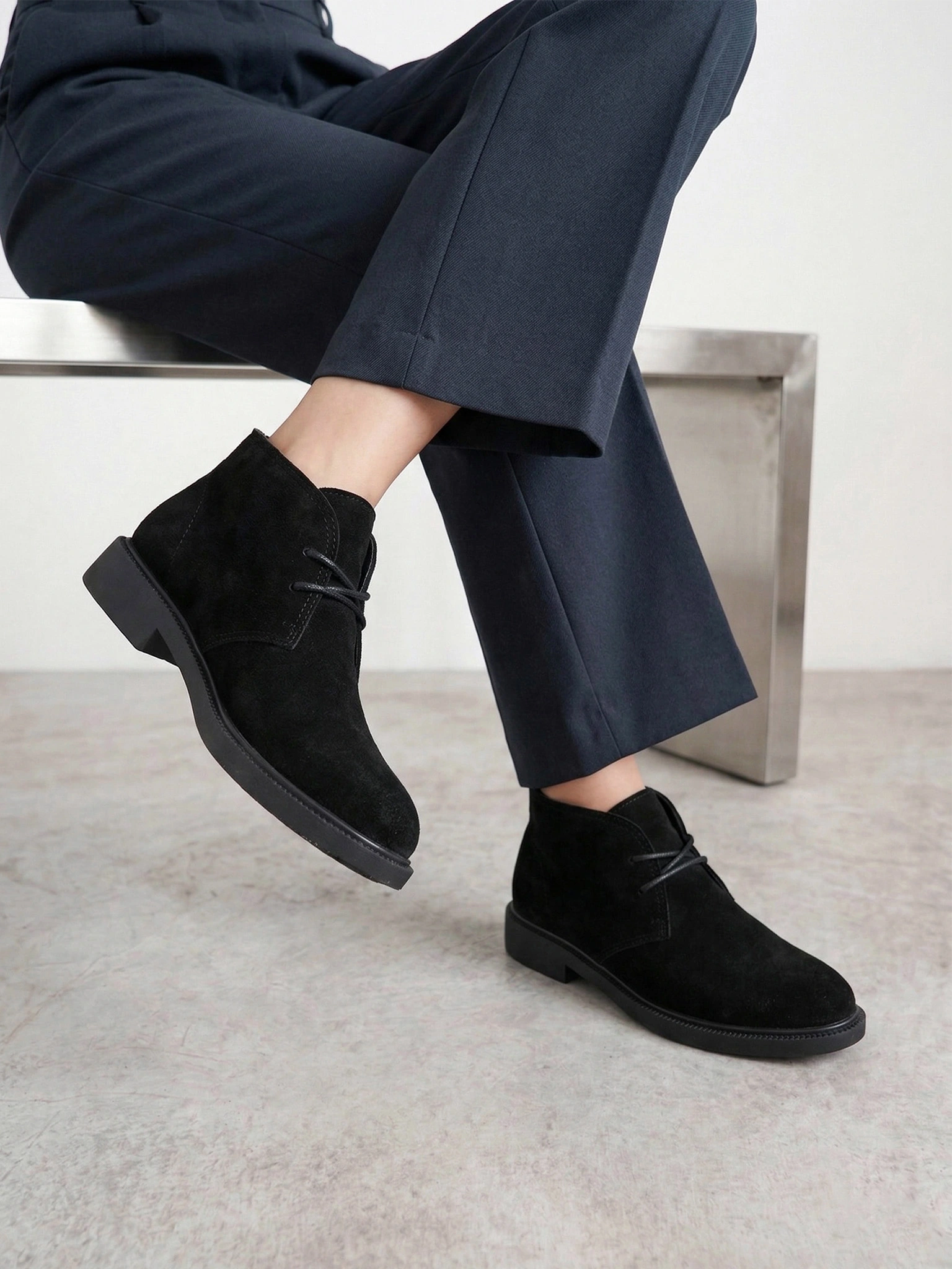 Ботинки черного цвета на шнуровке из натуральной замши